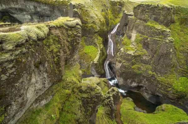 Fjaðrárgljúfur Canyon door Georg Berrisch